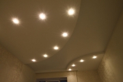 многоуровневый матовый потолок со встроенными светильниками